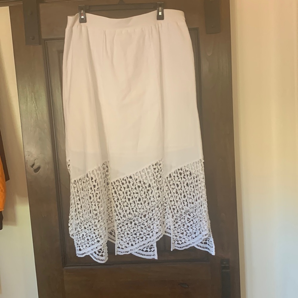 White casual skirt for vacation on the beach!